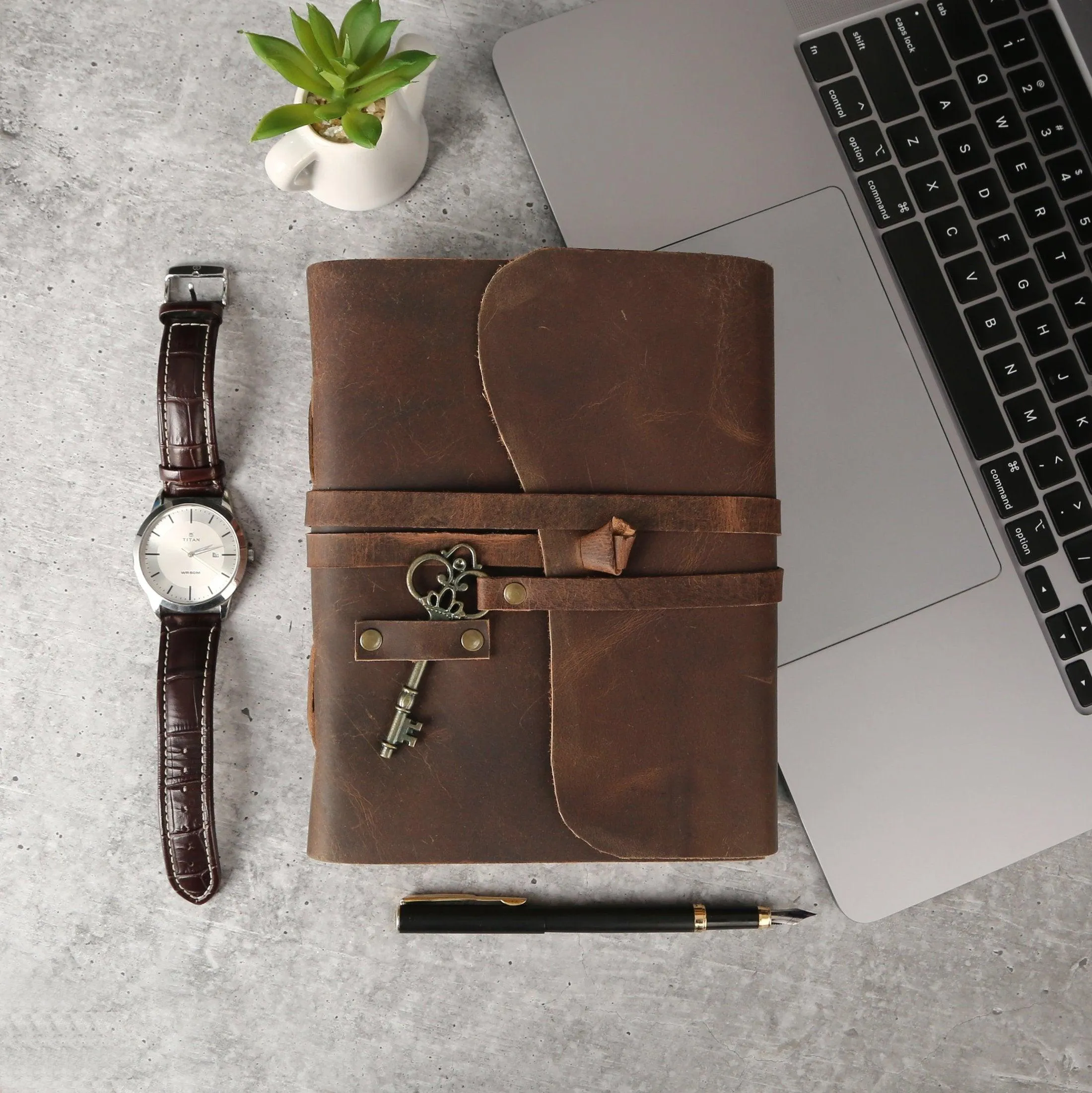 Handmade Leather Journal with Lined Deckle Edge Paper – 8x6 Inch Vintage Writing Notebook Diary with Key for Men & Women, Ideal Gift for Artists & Writers (Vintage Brown)